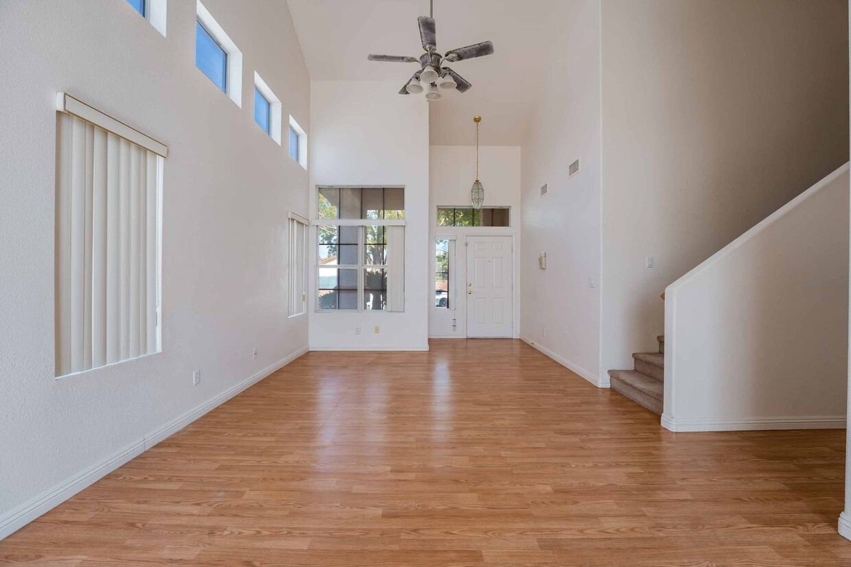 Primary Photo - Cute 5 Bedroom Home with Pool and Spa!