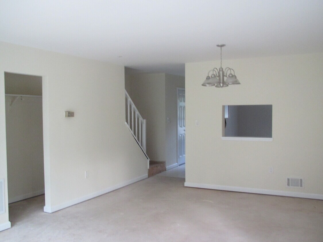 Building Photo - 121 Pear Tree Ln