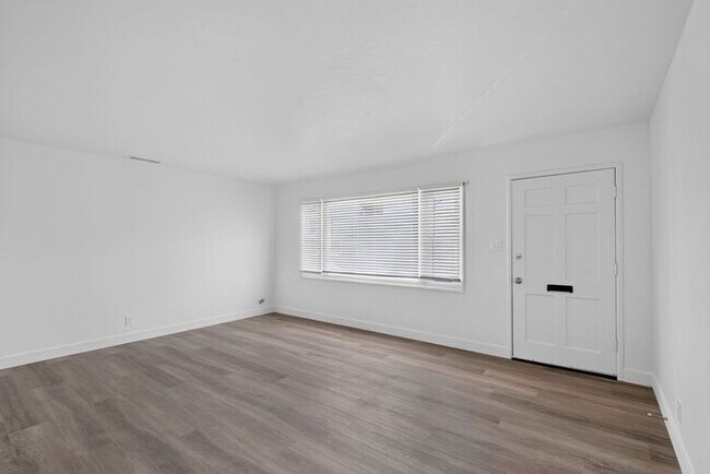 Building Photo - 2,900 /Month Beautiful 2 Bed, 1 Bath Single Story, with Garage Centrally Located in Petaluma!