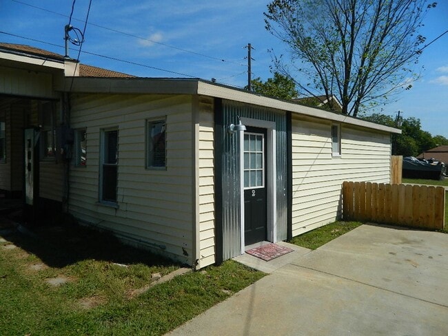 Building Photo - 700 S College Dr