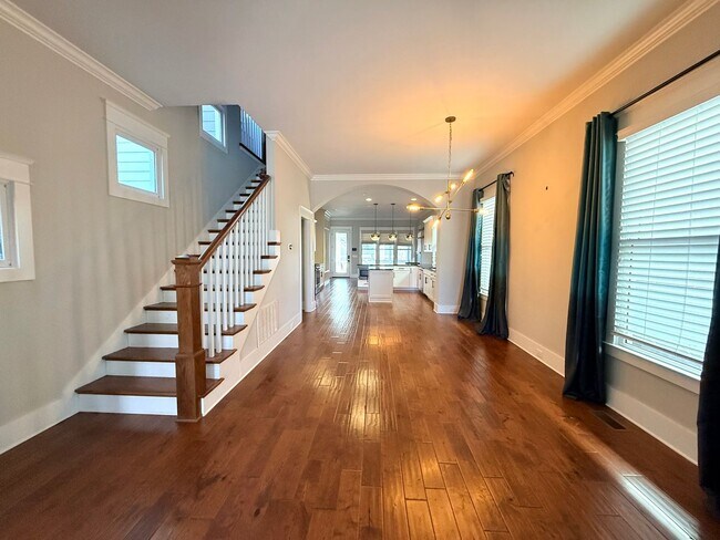 Foto del edificio - WALK TO 8TH AVE AND 12 SOUTH!  Beautiful 3/2.5 home with garage on 10th Ave S