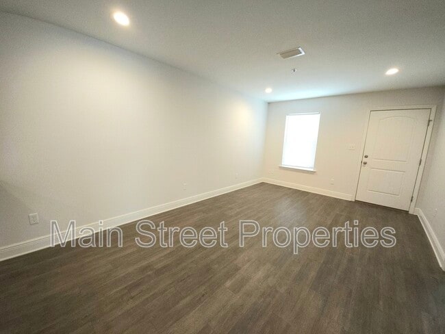 Foto del edificio - 313 N Navy Blvd