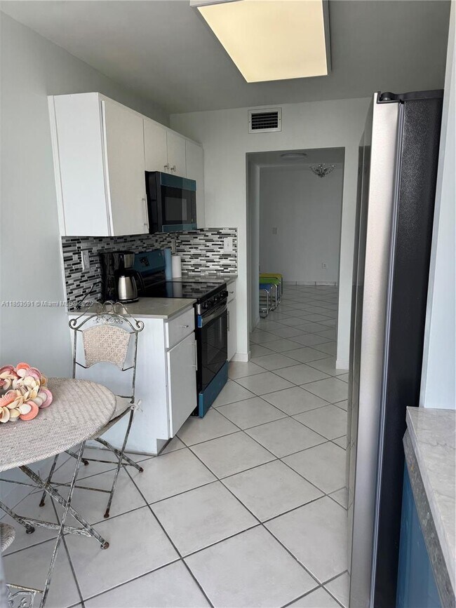 Foto del edificio - 7921 Byron Ave