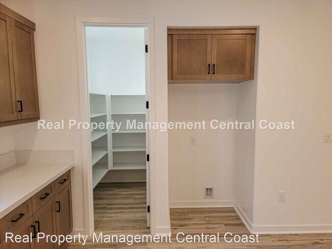 Building Photo - 3 br, 3.5 bath House - 905 Madonna Road #8