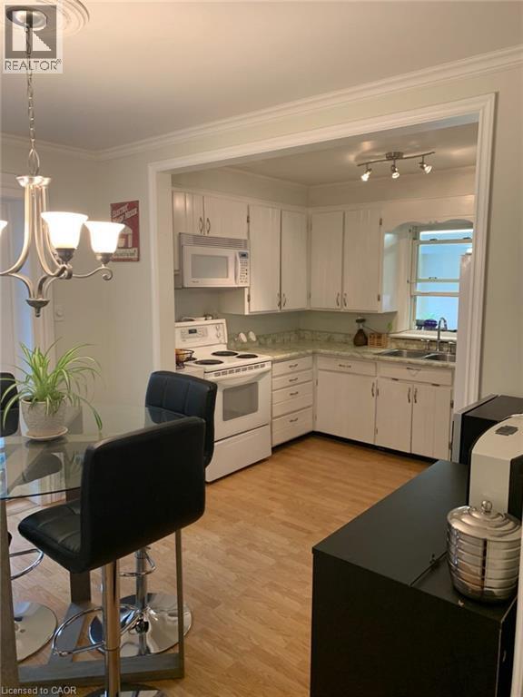 Photo du bâtiment - 317 Bedford Rd