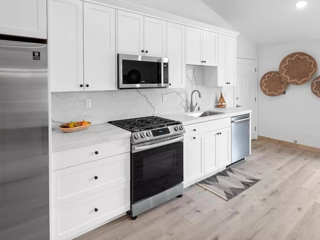 Foto del edificio - Modern & Gorgeous Private 2 BD / 1 BA Uppe...
