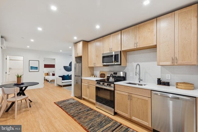 Building Photo - 1302 S 18th St