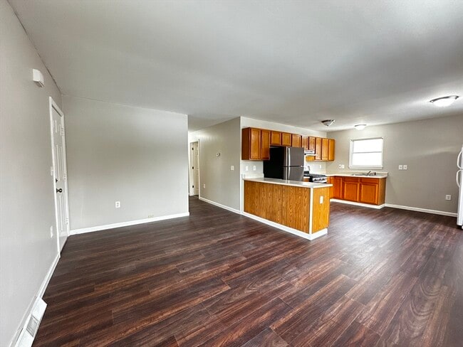 Building Photo - 6 Maple St