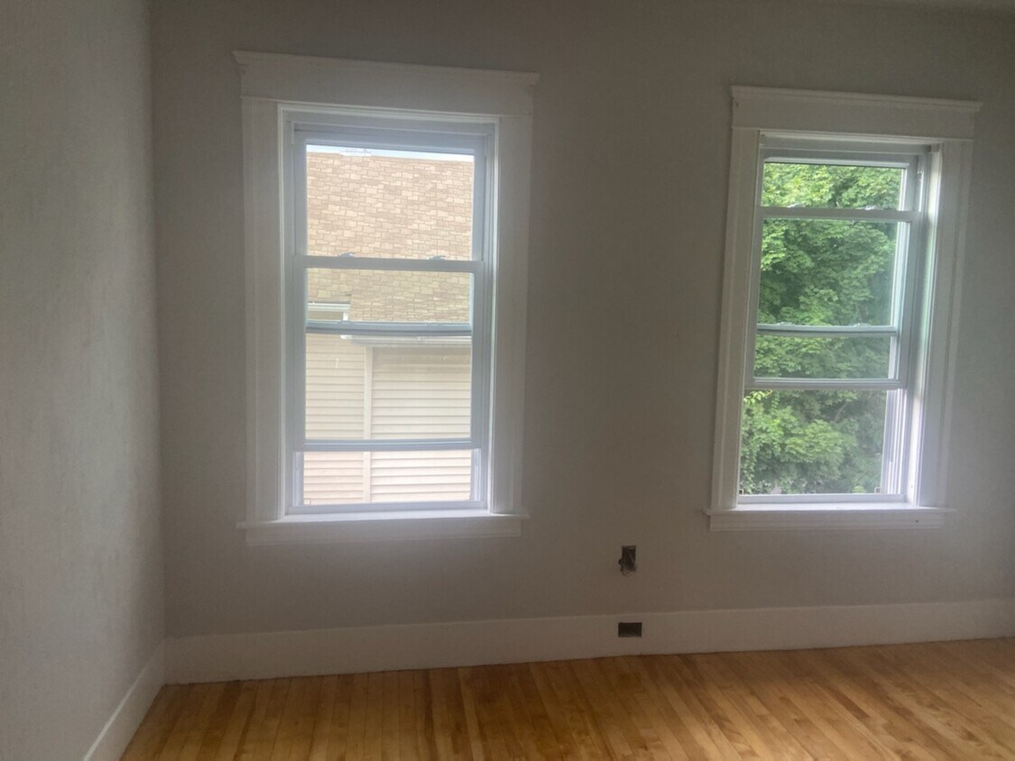 Bedroom with walk in closet - 10 Ellsworth St