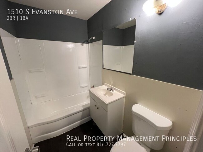 Building Photo - Recently Renovated 2 Bedroom 1 Bath Townho...