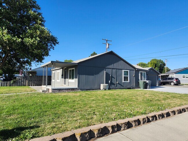 Foto del edificio - Charming 3 Bedroom, 1 Bath w/Garage