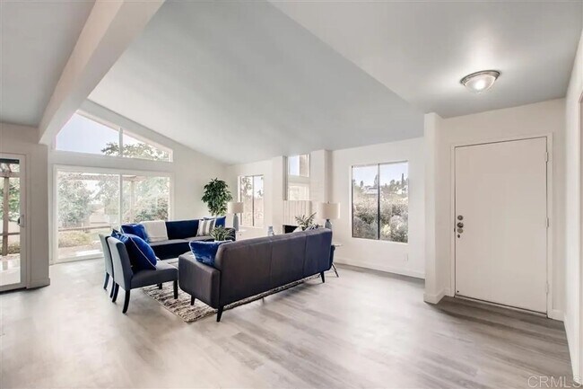 Building Photo - Updated 3 Bedroom in Premier Neighborhood