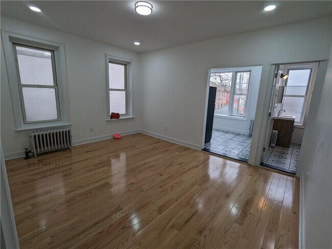 Building Photo - 127 E 54th St