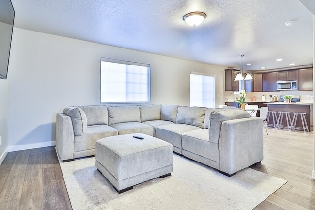 Building Photo - 1063 W Osprey Dr