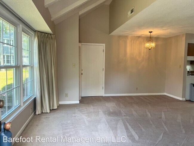 Building Photo - 2 br, 1.5 bath House - 1210 Benna Dr 6F