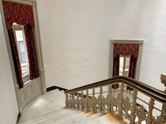 Building Photo - Gorgeous 1-Bedroom Apartment in Center Cit...