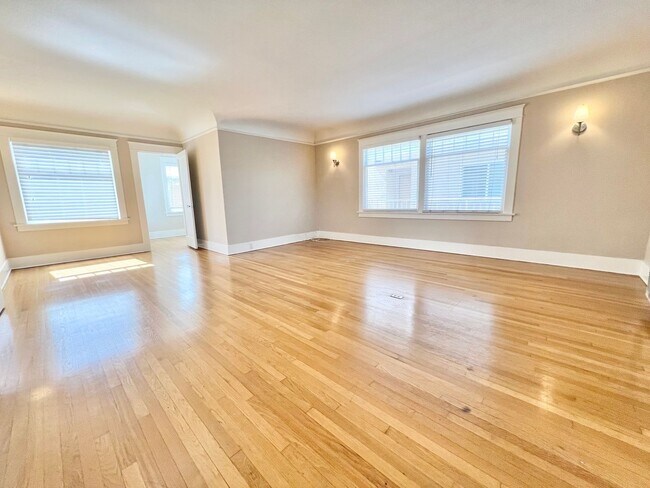 Foto del edificio - Sun-Drenched Top Floor 3BD in the Heart of Belmont Heights | Garage Included