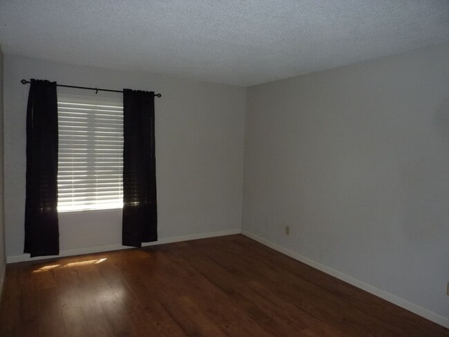 Building Photo - Duplex Unit w/ Attached Garage, Fenced Yard - Laminate Flooring