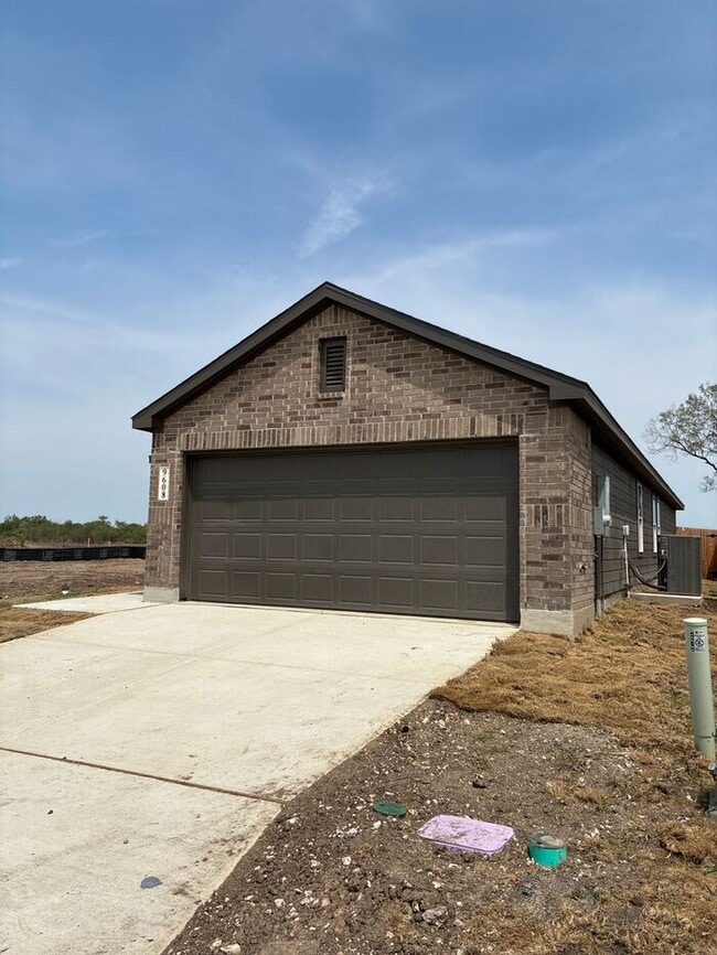 Building Photo - Charming 4 beds 2 baths in San Antonio!