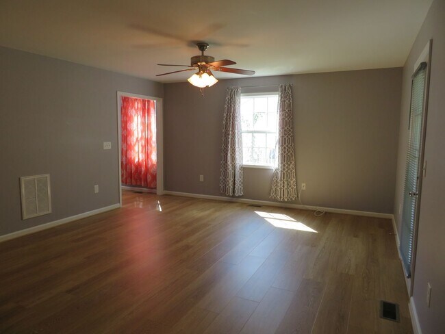 Foto del edificio - Spacious Home in West Point
