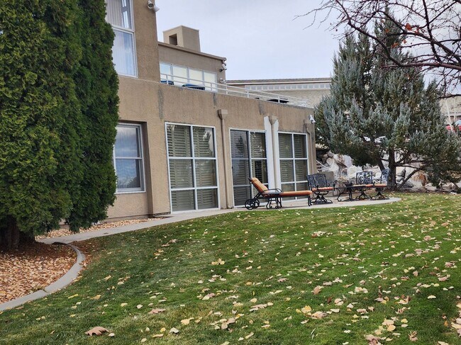 Foto del edificio - Multi-level Mosaic Mansion in Southwest, Reno