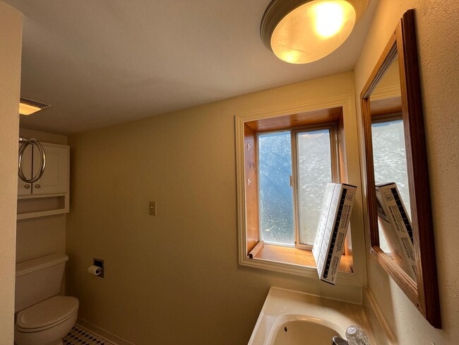 Foto del edificio - 2 Bed, 1 Bath in York Neighborhood  HALF O...