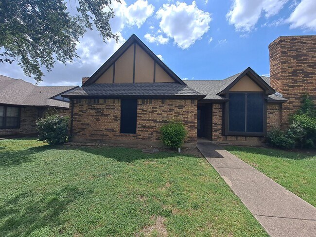 Foto del edificio - Amazing 3/2/2 Duplex in Carrollton-Farmers...