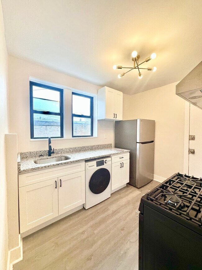 Foto del edificio - 1329 N Lorel Ave