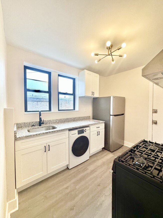 Building Photo - 1329 N Lorel Ave