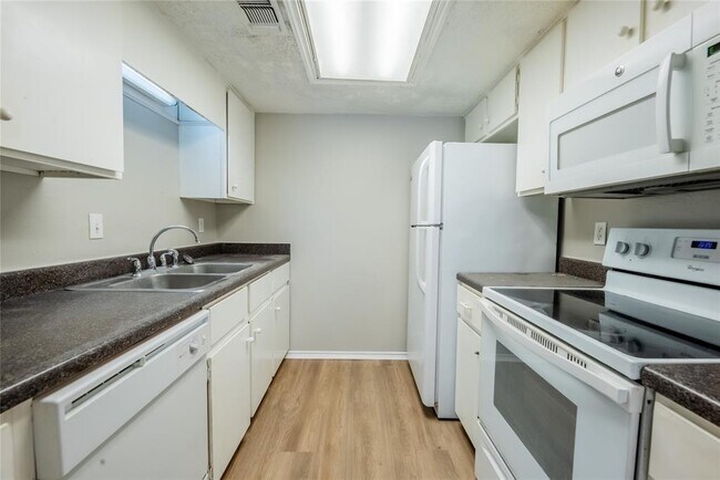 Building Photo - 2401 Leon St