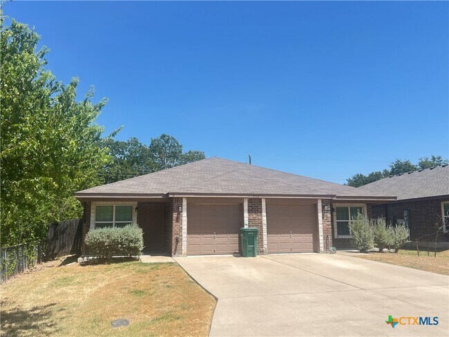 Foto del edificio - 913 Ashwood Dr