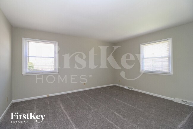 Building Photo - 318 Elm Dr