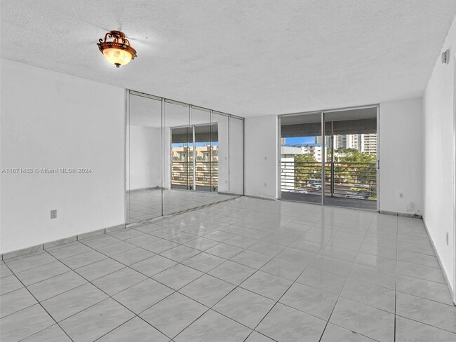 Foto del edificio - 3849 NE 169th St