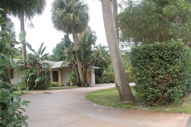 Foto del edificio - 1084 SE St Lucie Blvd