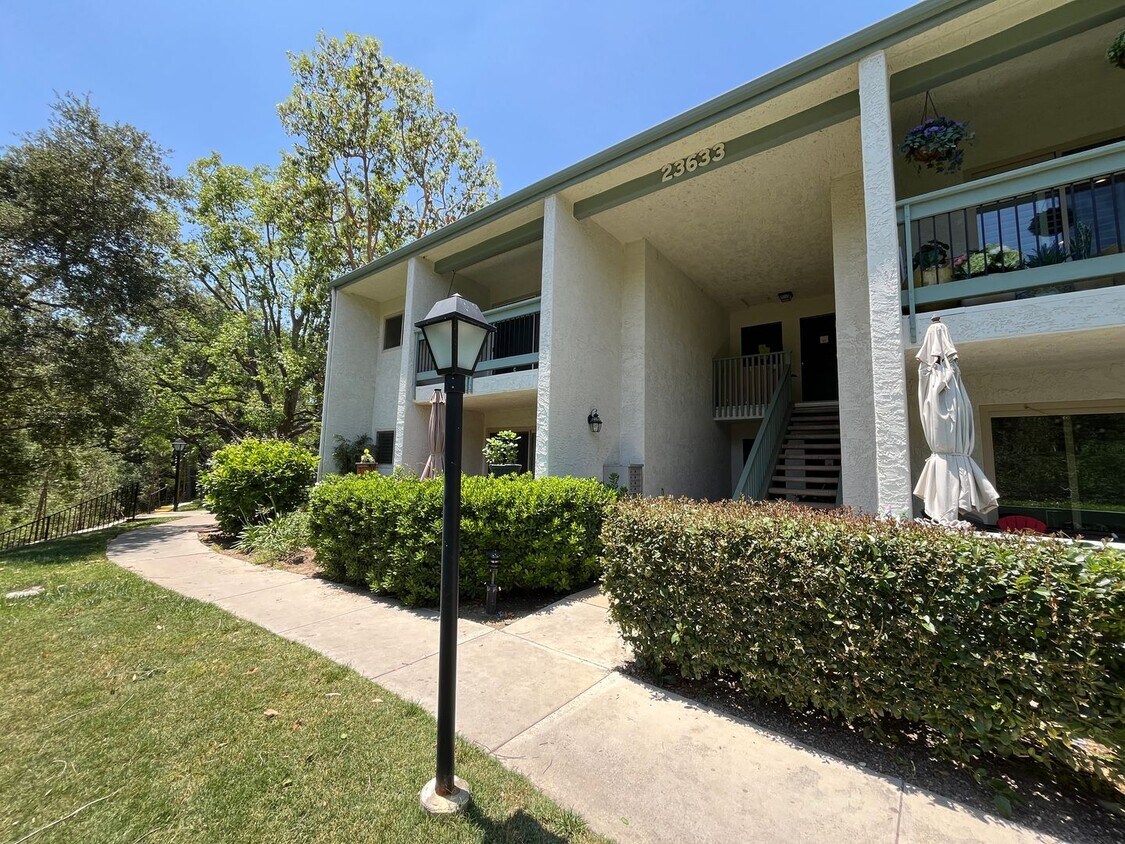 Foto principal - MOVE-IN READY! 2+2 w/lake access + 1 blk f...
