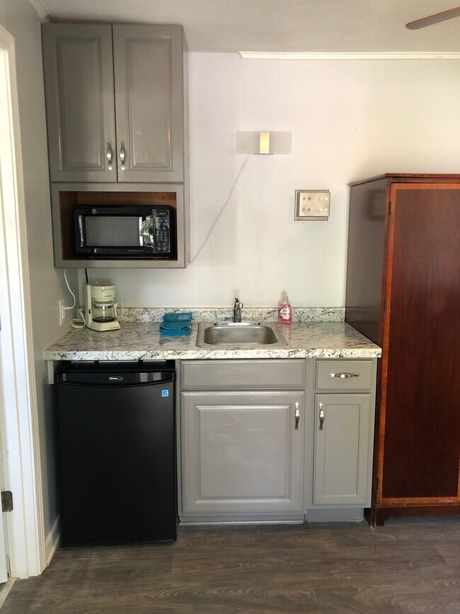 Kitchenette - 6818 Rockwell Blvd W