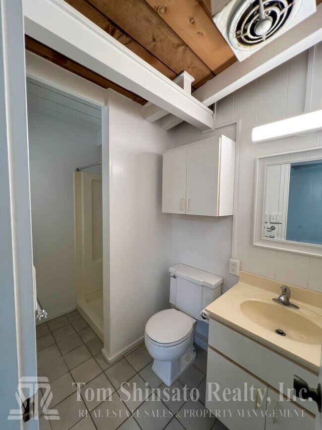 Building Photo - Spacious House available in Hawaii Kai!