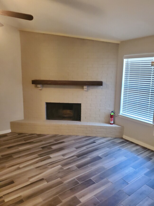 Foto del edificio - 826 Hardy Springs Cir