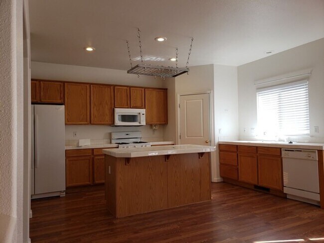 Foto del edificio - North Valley/Stead Three Bedroom Home 