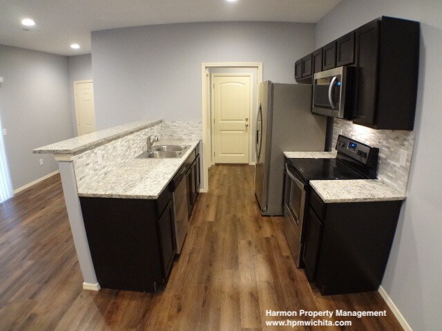 Foto del edificio - Newer 3 Bed 2 Bath Duplex Unit Near Meridi...