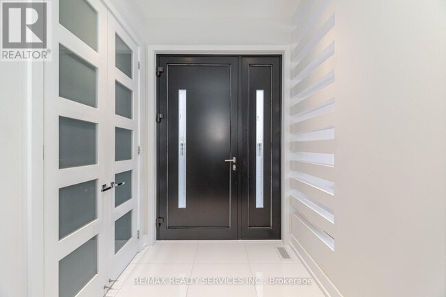 Building Photo - 685 Montbeck Crescent