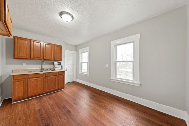 Building Photo - Newly Renovated 3bd/2 bath in Central Lora...