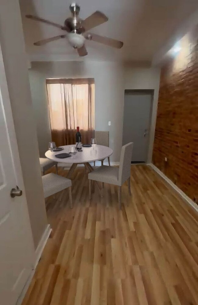 Building Photo - Recently Renovated 3 Bed 1.5 Bath Ready To...