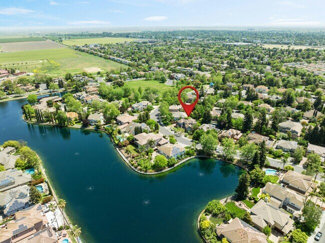 Building Photo - 3423 La Playa Dr