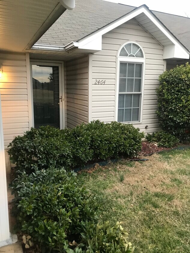 Primary Photo - 2464 Tuckawana Cir NW
