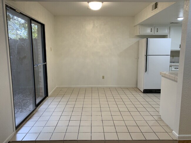 Foto del edificio - Updated Duplex in the Heart of Shopping and Entertainment