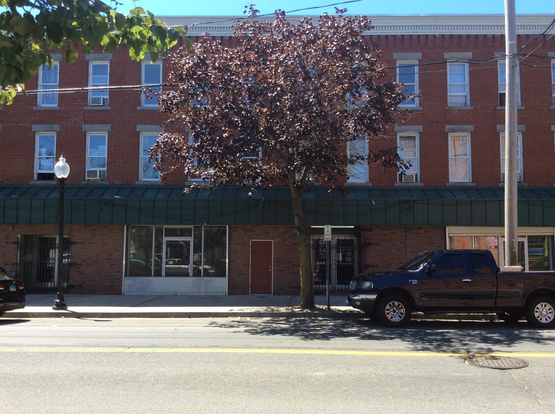 Primary Photo - 563-577 E Main St