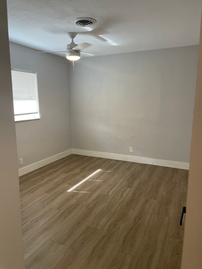 Building Photo - 1421 SE 4th Ave