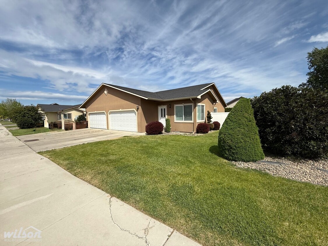 Primary Photo - Spacious 3BR/2BA Duplex – Comfort Meets Co...