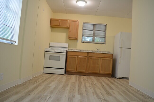 Building Photo - 905 Busse Rd